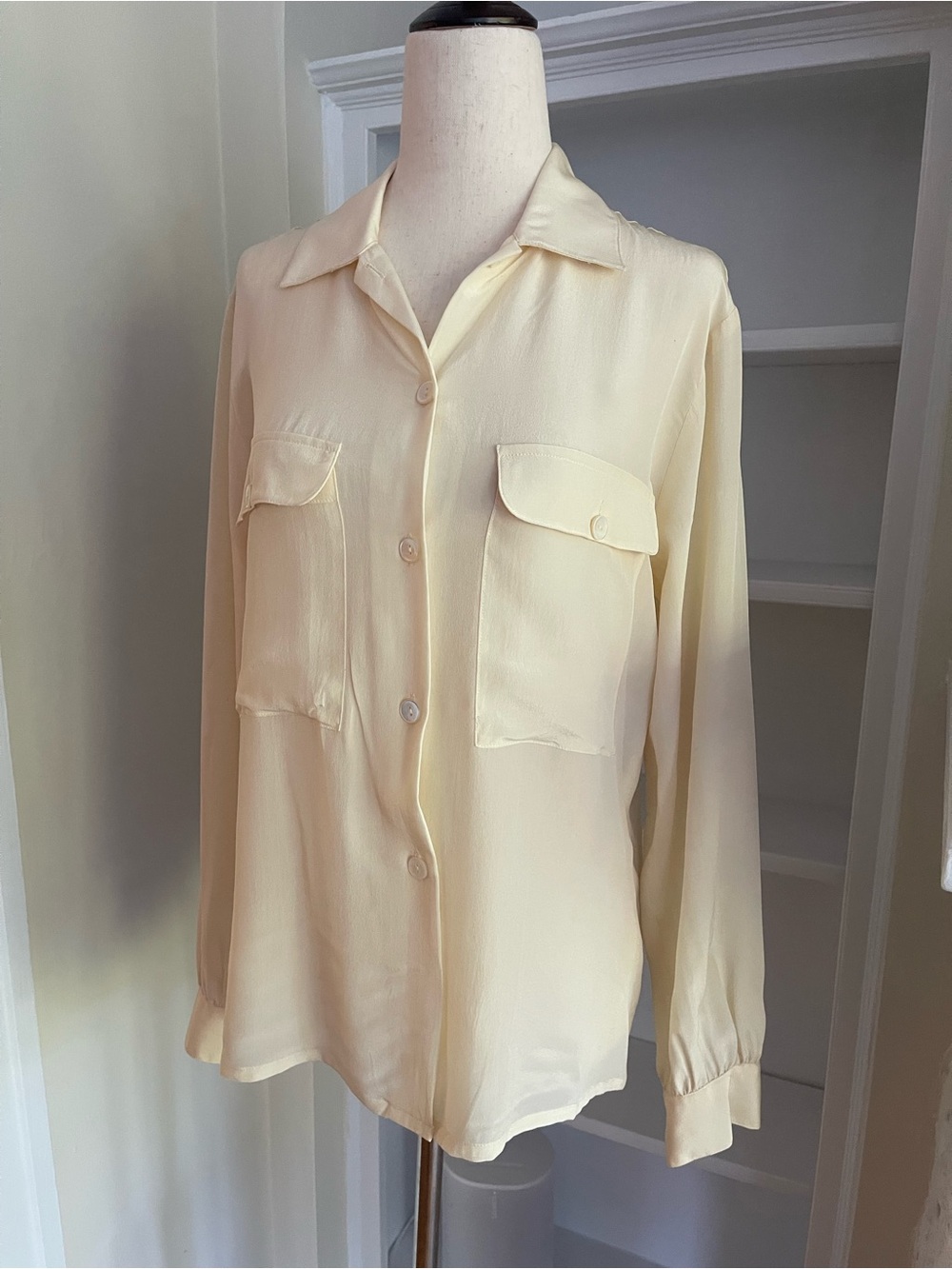 100% Silk Vintage- Size 8-  Ivory, British Hong Kong Carole Little